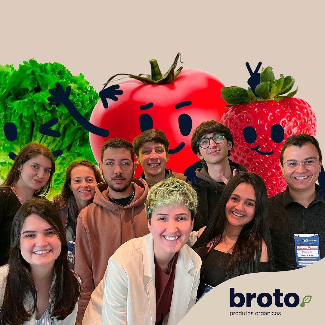 Foto da equipe IEnova com frutas com rostos ao fundo e a palavra broto no canto inferior direito.