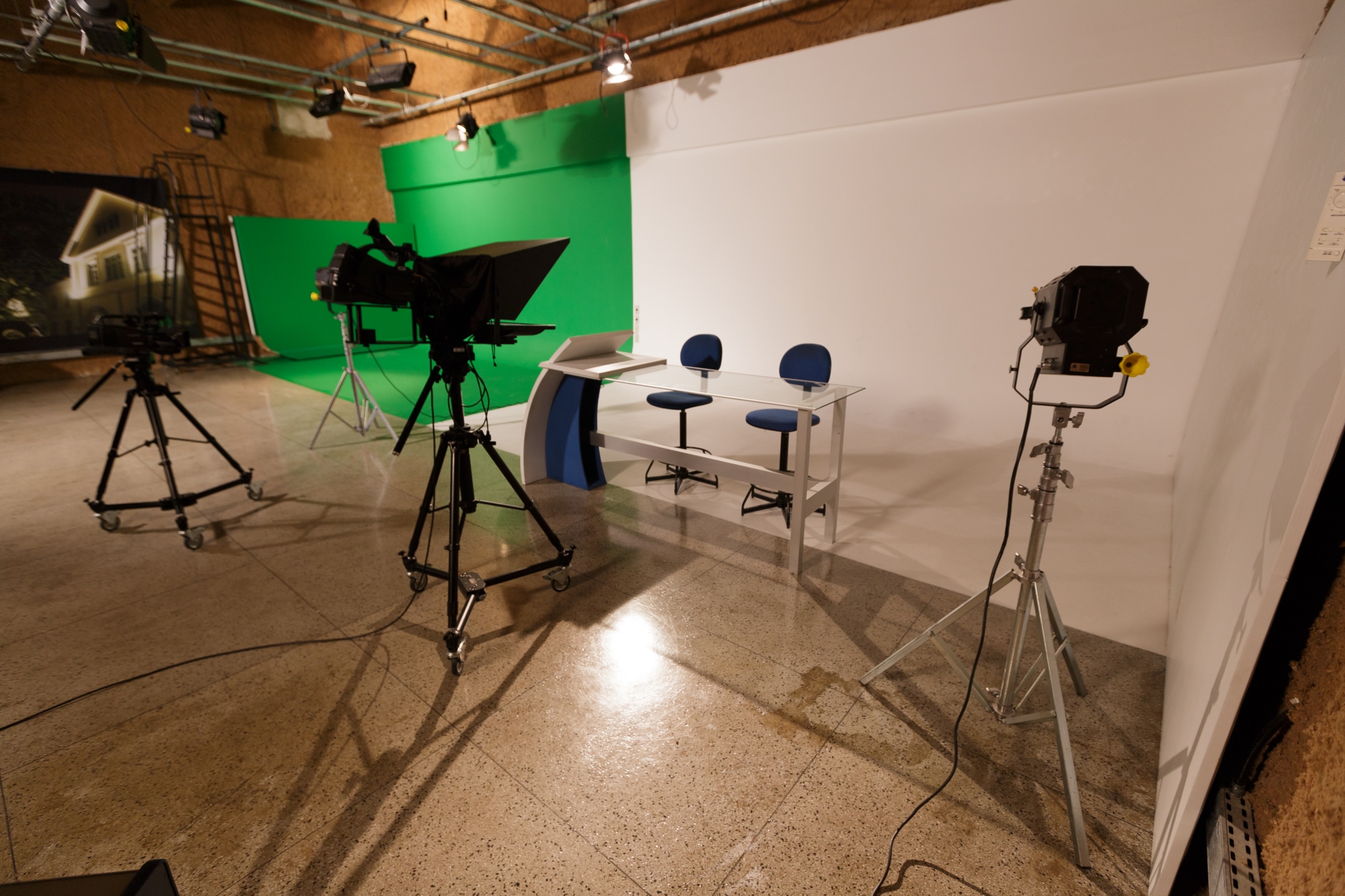 Studio de TV da Faculdade Ielusc. Sala com câmeras e cadeiras.