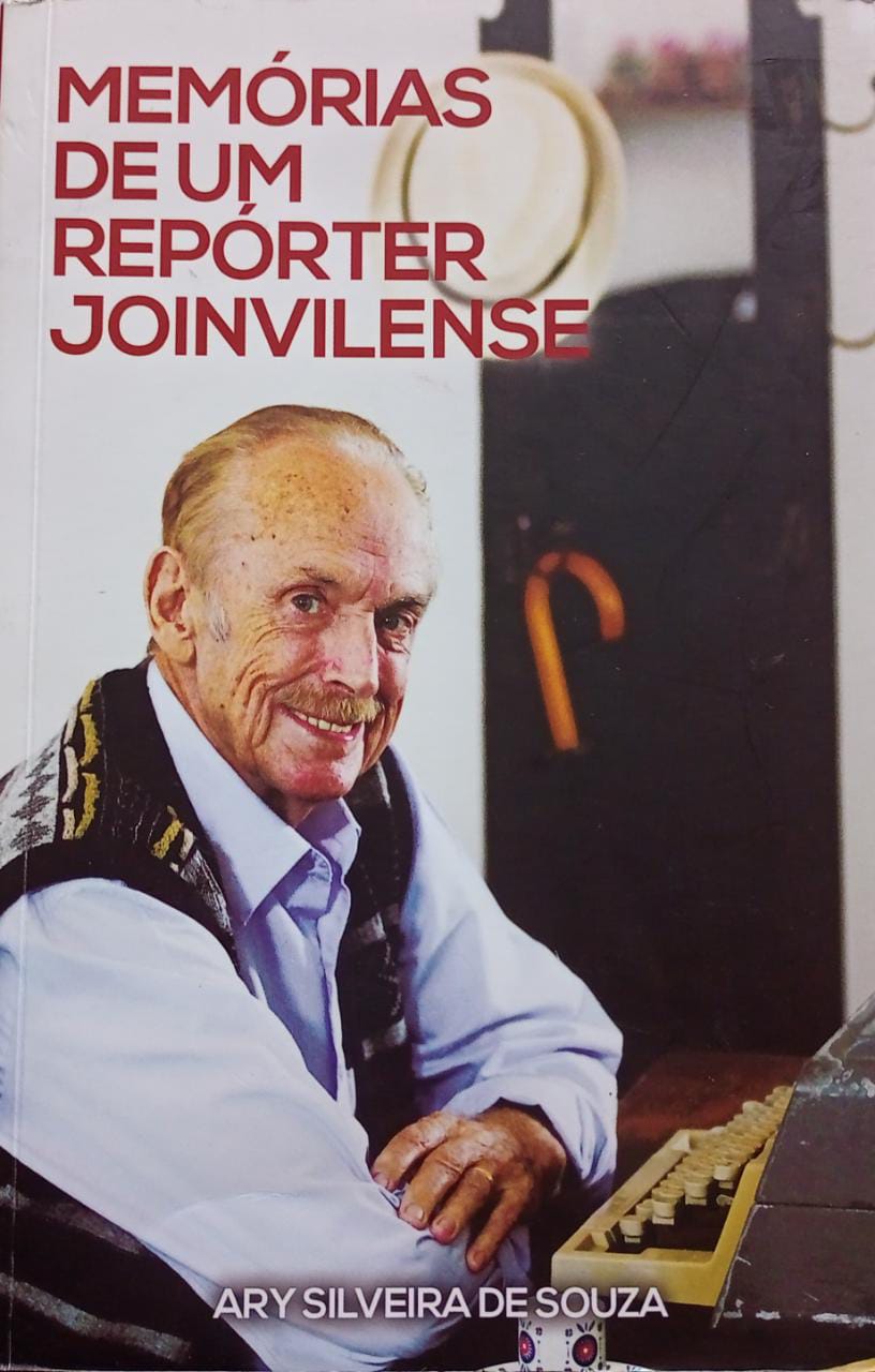 foto da capa do livro memórias de um repórter joinvilense, com destaque para uma foto de Ary sentado