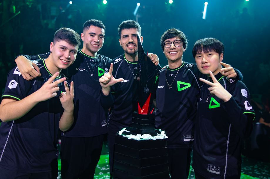 Foto dos jogadores da LOUD com a taça de campeão do Campeonato Brasileiro de League of Legends.