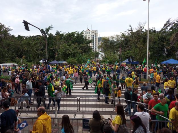 Foto de pessoas no desfile de sete de setembro em Joinville
