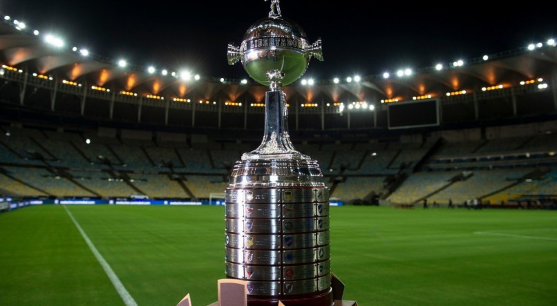 Foto captura Taça da Libertadores posicionada na marca de escanteio do estádio Maracanã.