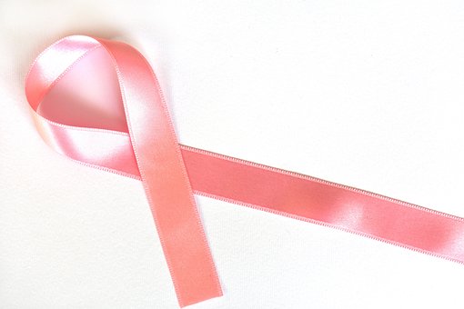Imagem de um laço rosa, símbolo da campanha em um fundo branco.