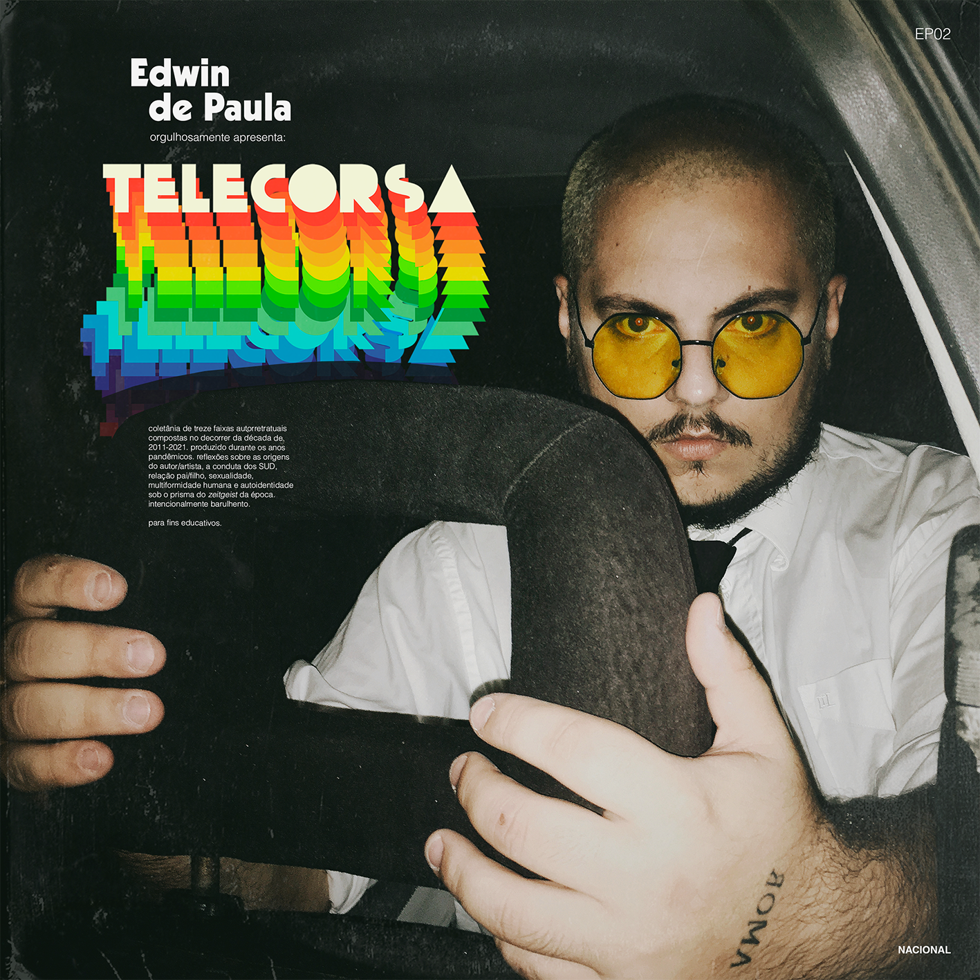 Capa do disco “Telecorsa”, com o autor Edwin de Paula dentro de um carro, usando camisa social branca, gravata preta e um óculos com as lentes redondas e alaranjadas.