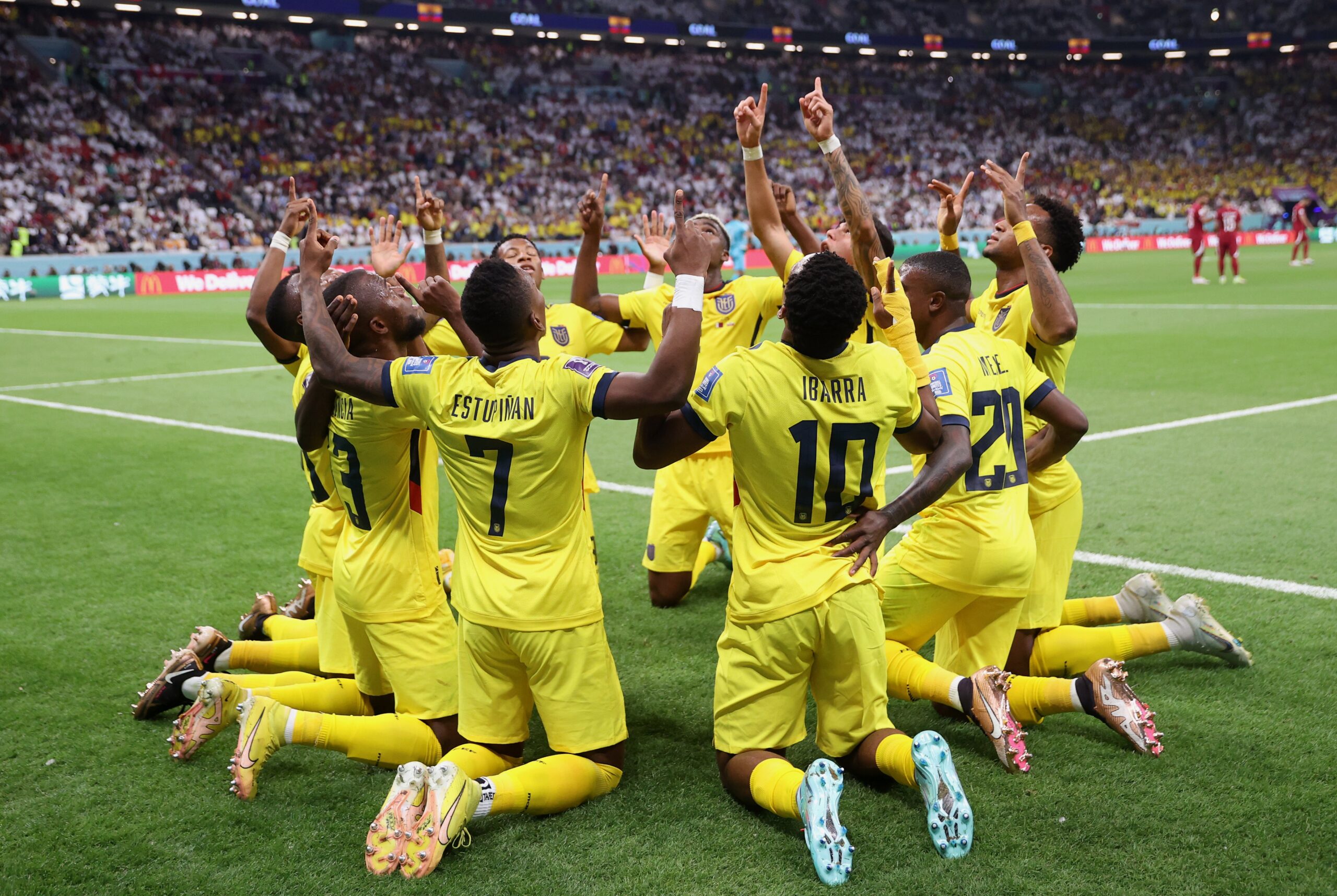 Jogadores equatorianos comemoram gol em partida de abertura da Copa do Mundo contra o Catar