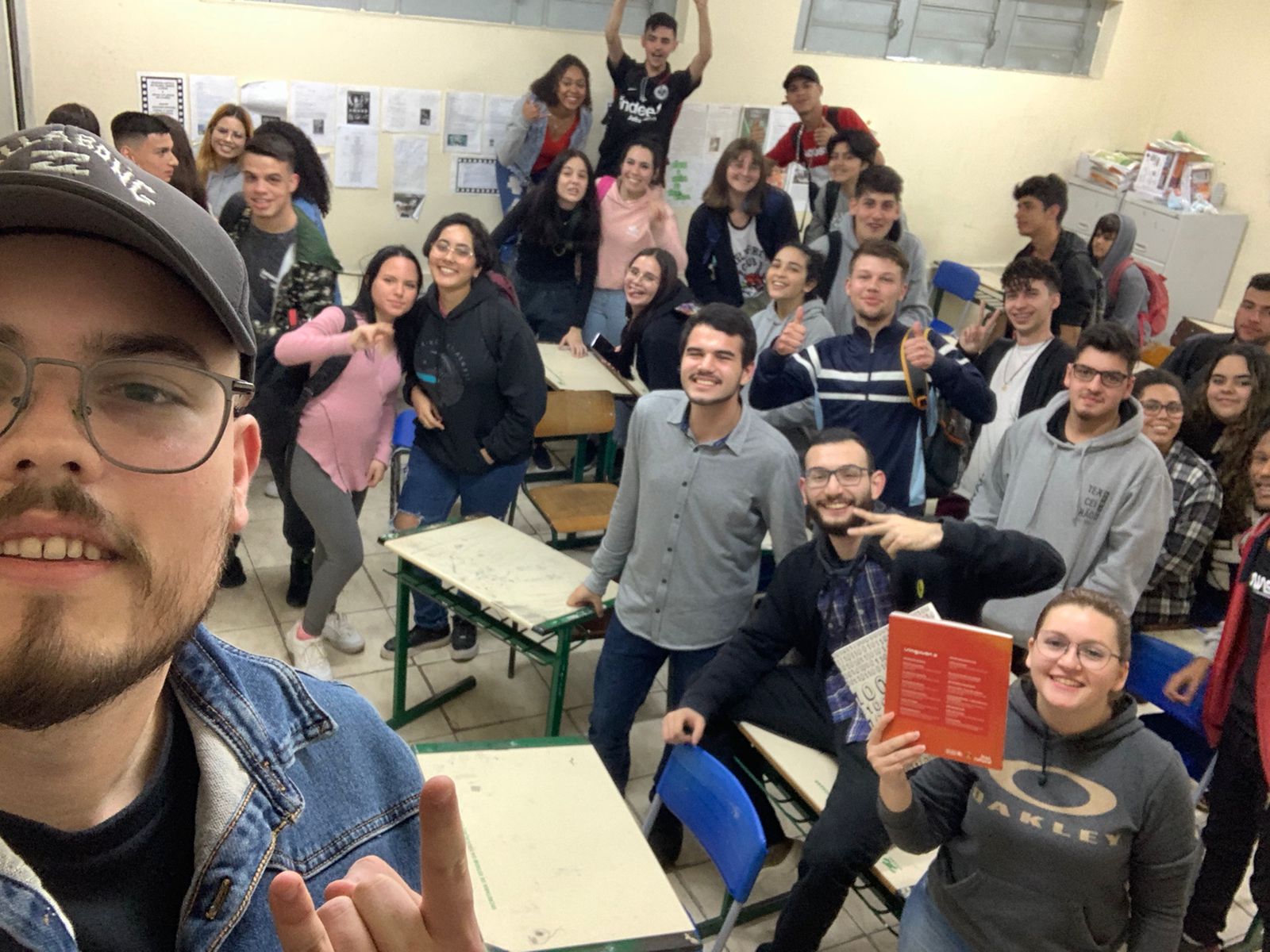 Foto final da turma de terceiro ano, junto com os alunos da faculdade
