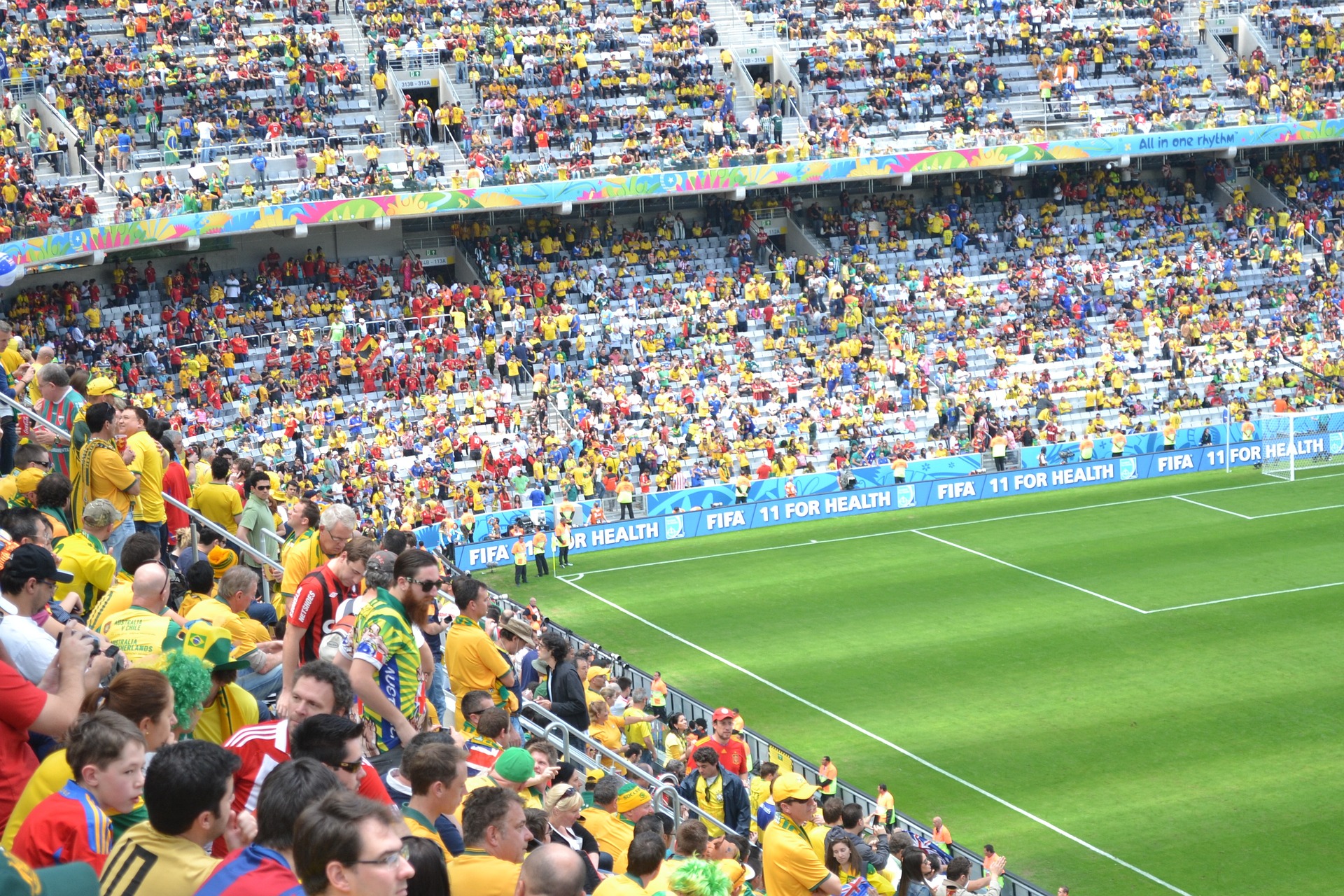 Torcida acompanha das arquibancadas uma partida de futebol. Créditos: Pixabay.