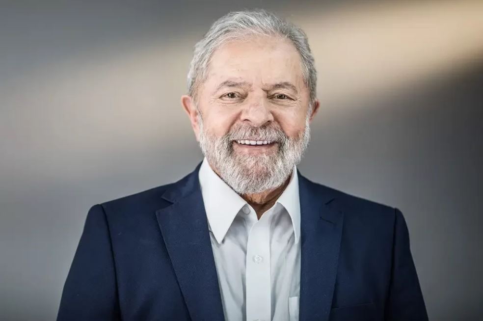 Imagem de Luiz Inácio Lula da Silva, eleito presidente da República, usando um paletó azul marinho com uma camisa social branca.