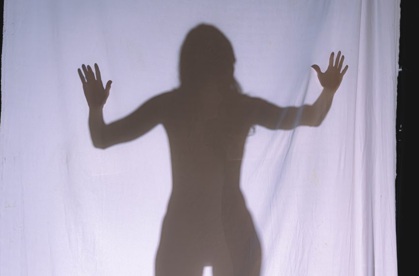 Peça teatral encenada por atriz surda de Joinville tem apresentação gratuita neste sábado