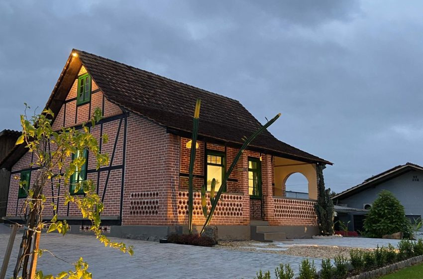 Casa tombada carrega legado da imigração alemã em SC