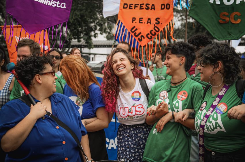  “Ser quem sou é resistência”: trajetória de Larissa Stephanie, a candidata mais jovem a disputar em Santa Catarina