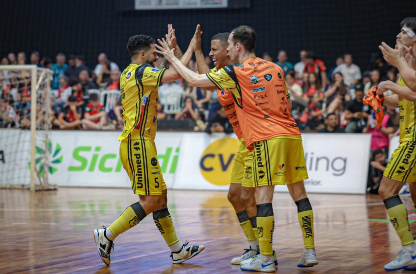  Em segundo tempo dominante, Jaraguá goleia Joinville e garante vantagem para a volta