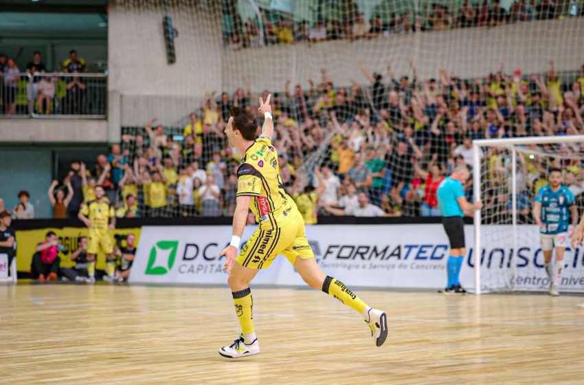  Jaraguá decide na primeira etapa, goleia o JEC por 4 x 1 e vai às semifinais da LNF