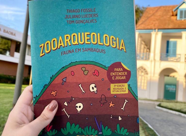  Arqueólogo de Joinville lança edição revisada de livreto que ensina jovens e crianças sobre a importância dos sambaquis catarinenses