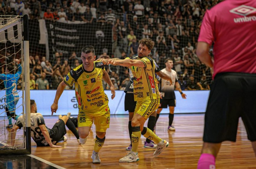  Marcênio marca no fim, Jaraguá empata e decisão da LNF será na Arena