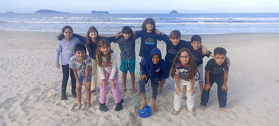 Atividade na praia reuniu esporte, convivência e trabalho em equipe, estimulando o desenvolvimento físico, social e emocional dos participantes. foto: divulgação